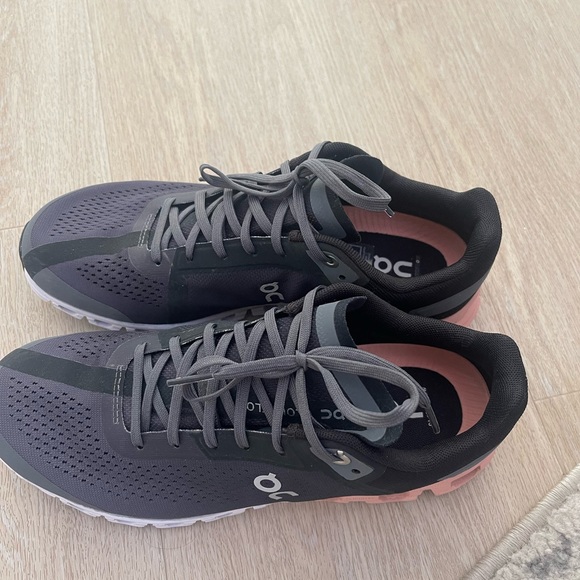 Brand new (worn only once) On cloud tennis shoes size 8.5 - Picture 2 of 2